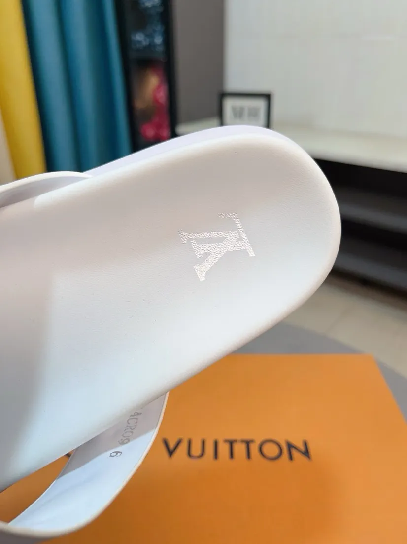 Men's shoes 💰360🌹🌹 (lv-Louis Vuitton) new men's sandals, high-end boutique, exquisite embossed logo decoration on the upper, fine workmanship, super soft soles, casual, loose and comfortable, a must-have in summer! \nsize：38-44